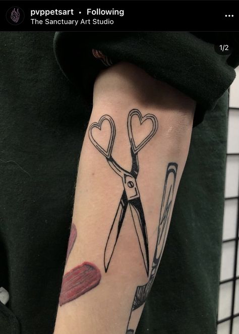 Heart Scissors, Ignorant Tattoo, Tattoo Perna, Handpoke Tattoo, Intricate Tattoo, Heart Tattoo Designs, Dope Tattoos, Tattoo Design Drawings, Piercing Tattoo