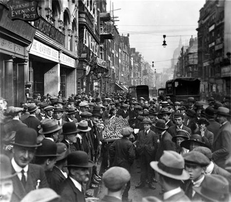 Crowds in Fleet Street 1920s  GR Reid Edwardian England, London Square, Kaiser Wilhelm, Victorian London, London History, Fleet Street, London Town, Old London, London Photos