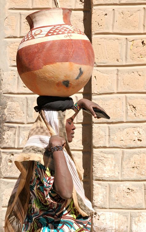 Africa | "On Her Head .... A Very Large Clay Pot".  Timbuktu, Mali | ©**El-Len**, via flickr Timbuktu Mali, Mali Africa, African Pottery, African Pots, Pots Clay, Mama Africa, African People, Story Of The World, Clay Work