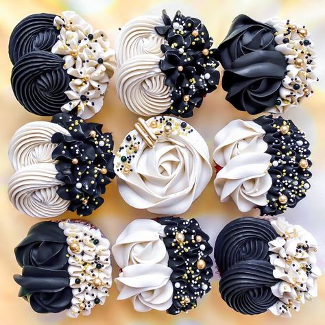 Black Cupcakes Aesthetic, Cupcakes 60th Birthday Women, Black Cupcakes Birthday, White Gold Black Cupcakes, Black And Pink Cupcakes Birthday, Black Cupcakes, Elegant Cupcakes, Gold Cupcakes, White Cupcakes