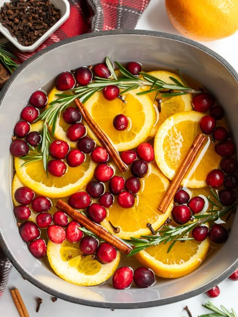 Easy Christmas Simmer Pot Recipe for a Cozy Holiday - Midwest Life and Style Blog Holiday Simmer Pot, Christmas Simmer Pot, Simmer Pot Recipes, Simmering Potpourri, Potpourri Recipes, Easy Homemade Gifts, Simmer Pot, Christmas Pots, Frozen Cranberries