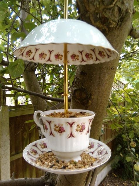 Teacup Bird Feeder Diy, Cup And Saucer Crafts, Teacup Crafts, Tea Cup Bird Feeder, Homemade Bird Feeders, Garden Decor Diy, Diy Bird Feeder, Outdoor Crafts, Glass Garden Art