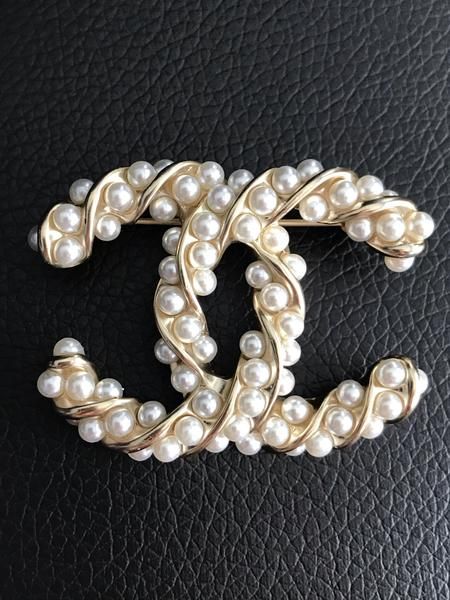 Chanel Perfume Bottle, Chanel Pins, Chanel Aesthetic, Chanel Jewelry Earrings, Chanel Brooch, Chanel Brand, Chanel Pearls, Brooch Diy, Chanel Perfume