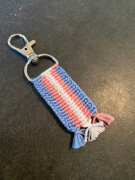 Trans Pride Accessories, Trans Bracelet Diy, Crochet Trans Flag, Pride Keychain Diy, Trans Crochet Ideas, Pride Accessories Diy, Trans Accessories, Pride Crochet Ideas, Trans Crochet