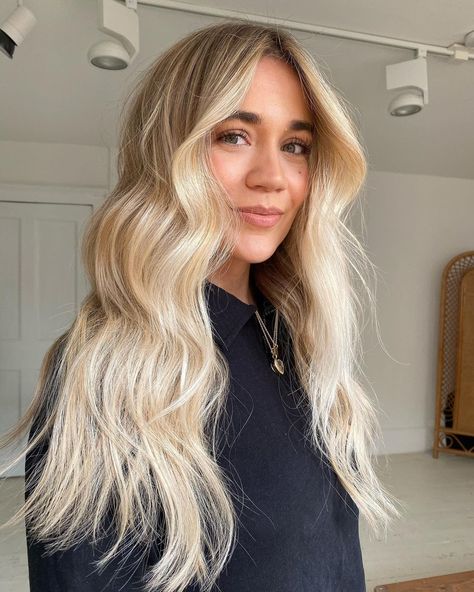 Root Stretch Hair, Root Stretch Hair Blonde, Root Stretch, Purple Hair Highlights, Stretch Hair, Blonde Hair With Roots, Perfect Blonde Hair, Bridesmaid Hair Makeup, Blonde Hair Looks