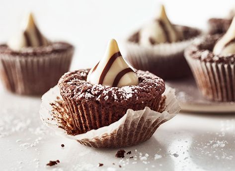 Bite sized brownies with HERSHEY’S KISSES on top? These chocolate treats are sure to be an instant favorite. Hershey Hugs, Hershey Recipes, Brownie Bites Recipe, Mini Brownies, Hershey's Kisses, Brownie Cupcakes, Brownie Bites, Best Brownies, Chocolate Treats