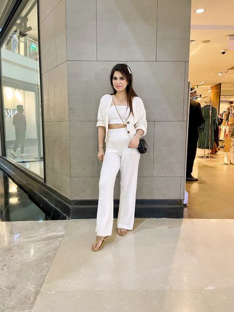 Paired my ribbed pants with off white cardigan over a crop top. Off White Cardigan Outfit, White Cardigan Outfit, Off White Cardigan, Ribbed Pants, White Pants Outfit, Cardigan Outfit, Zara Outfit, Outfit White, Cardigan Outfits