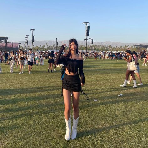 Music Festival Outfits Rave, Dresses For Festivals, Julia Ma, Coachella Outfit Ideas, Edm Concert Outfit, Exotic Outfits, Outfits Coachella, Edm Concert, Coachella Fits