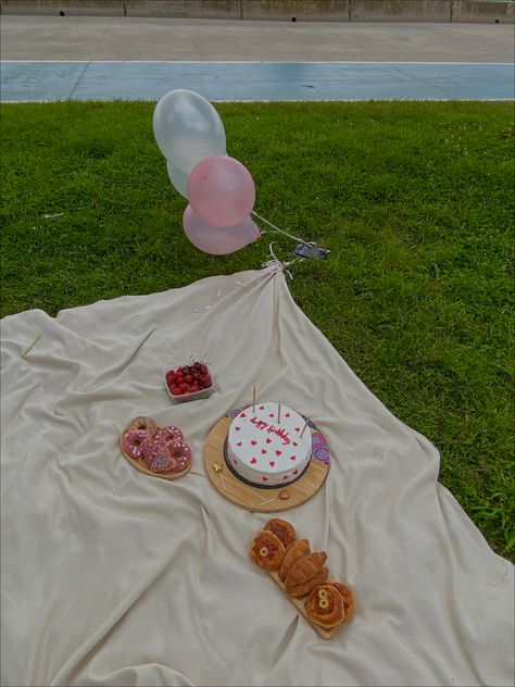 #birthday #aesthetic #birthdayparty Outdoor Birthday Aesthetic, Brithday Idol, Brithday Idol Ideas, Aesthetic Park, Park Aesthetic, Birthday Picnic, Birthday Aesthetic, Aesthetic Birthday, Outdoor Birthday