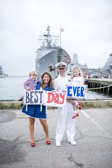 Homecoming signs! Photo credit: Dyan Witt photography Deployment Homecoming Photos, Deployment Homecoming, Homecoming Signs, Photo Credit, Homecoming, Photography