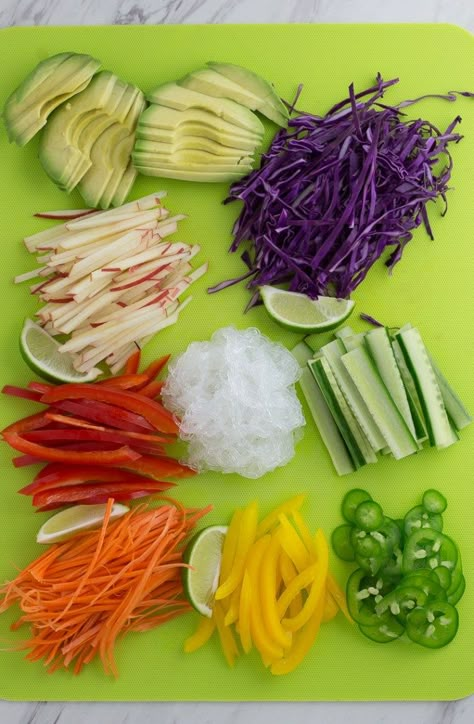 Rainbow Rice Paper Rolls, Vegan Salad Rolls, Rice Paper Salad Rolls, Rainbow Summer Rolls, Salad Wraps Rice Paper, Healthy Spring Rolls Recipe, Salad Rolls Recipe, Rice Paper Rolls Recipes, Healthy Spring Rolls