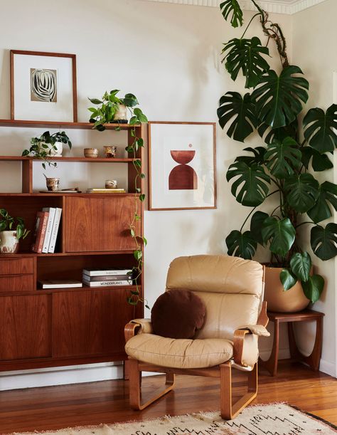 Retro Mcm Living Room, Mid Century Therapy Office, Retro Japandi Aesthetic, Cosy Retro Living Room, Mid Century Modern Living Room With Plants, Loft Apartment Inspiration, Lounge Room Art, Mid Century Retro Living Room, Retro Style Home