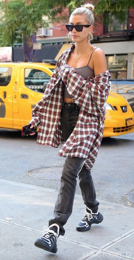 Hailey Bieber Flannel Outfits, Hailey Bieber Flannel, Oversized Flannel Outfit, Ways To Wear A Flannel, Oversized Flannel Outfits, Hailey Baldwin Outfits, Louis Vuitton Trainers, Jean Fits, Hailey Baldwin Style