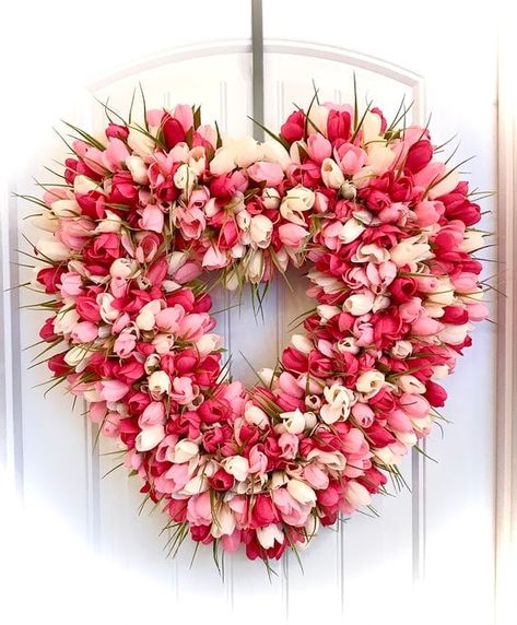 February Porch Decor, Wood Bead Wreaths, Bead Wreaths, February Decor, Vintage Valentines Decorations, Diy Valentines Day Wreath, Valentine Wreath Diy, Door Decorating Contest, Door Decorating