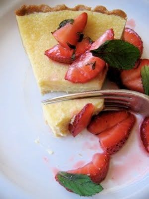 Lemon Mascarpone Tart | This mascarpone tart recipe delivers a silky texture is similar to a lemon curd tart, but less eggy, and with a rich tang from the heavy cream and mascarpone; like a cross between a lemon tart and a cheesecake. The macerated strawberries and slivered mint make a fine accompaniment. #lemontart #mascarponetart #sweettartrecipe Tart Shells Recipe, Pretty Pie Crust, Mascarpone Tart, Lemon Mascarpone, Curd Tart, Lemon Curd Tart, Bojon Gourmet, Macerated Strawberries, Cream Cheese Eggs