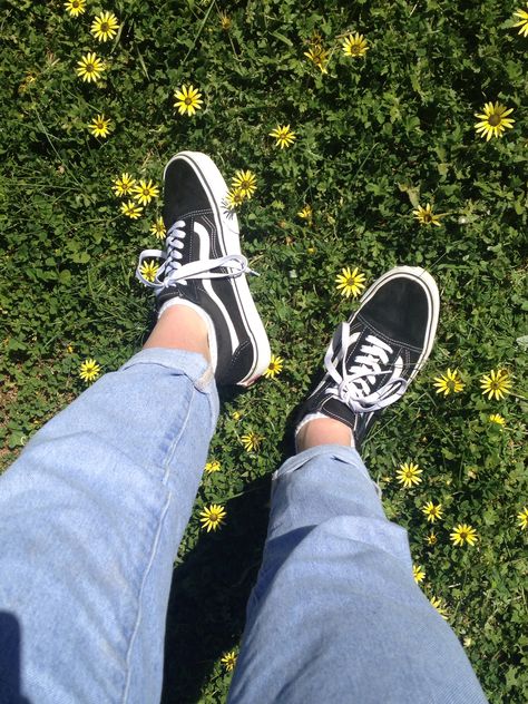 Converse And Vans Aesthetic, Black Vans Aesthetic, Vans Old Skool Aesthetic, Vans Shoes Aesthetic, Vans Flowers, Aesthetic Vans, Vans Shoes Old Skool, Vans Aesthetic, Shoes Wallpaper