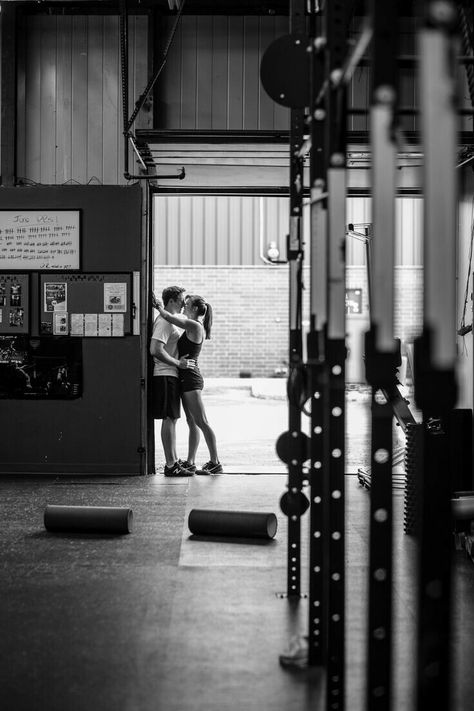 Matching Profile Pictures Cartoon, Cute Matching Profile Pictures, Fitness Engagement Photos, Gym Couple Poses, Gym Couple Aesthetic, Crossfit Wedding, Aesthetic Playlist Covers, Crossfit Couple, Fitness Couple