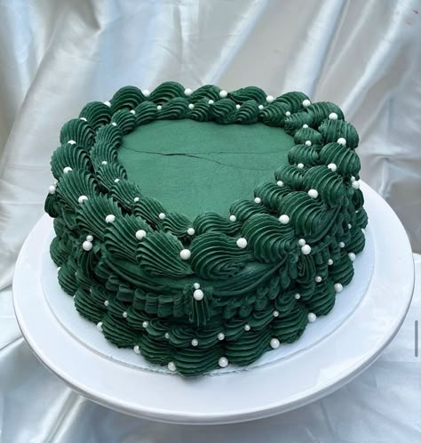 Vintage Cake Purple Green, Dark Green Cake Ideas, Dark Green Cake Aesthetic, Dark Green Heart Cake, Green And Black Birthday Theme, Dark Green Sweet 16, Emerald Green Cake Birthday, Dark Green Birthday Cake, Dark Green Birthday Theme