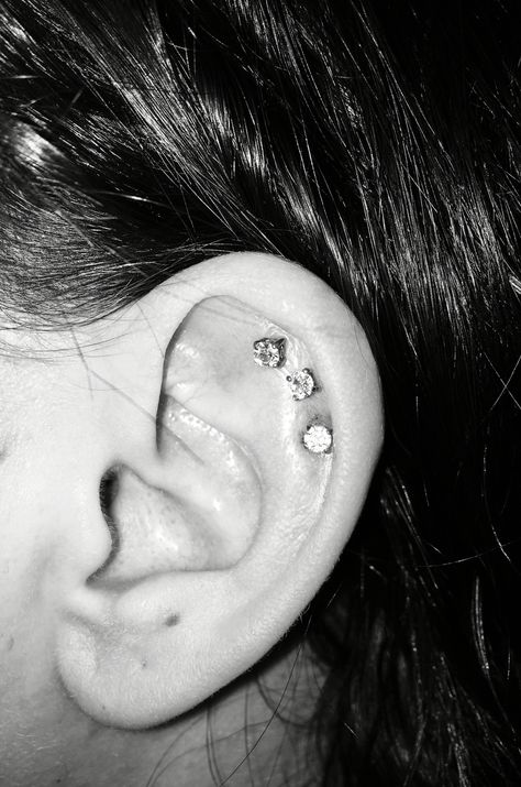 Triple Cartilage Piercing, Cute Piercings, Discreet Tattoos, Cartilage Piercing, Piercing Jewelry, Tattoos And Piercings, Cute Jewelry, Body Art, Piercings