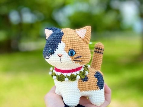 Lucy the Calico Cat – Share a Pattern Gato Munchkin, Amigurumi Cats, Cat Crochet, Easy Patterns, Munchkin Cat, Cat Amigurumi, Sport Weight Yarn, Crochet Instructions, Calico Cat