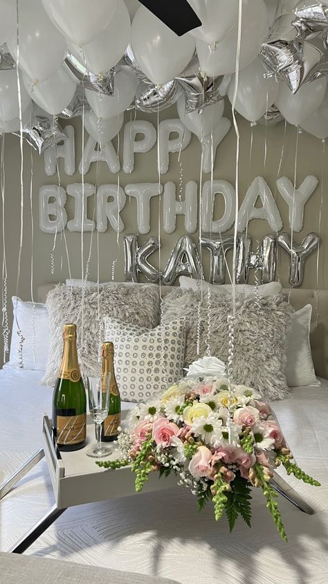 Bedroom Ideas For Her, Birthday Decor For Him, Romantic Bedroom Decor Ideas, Romantic Dinner Decoration, Birthday Cake Roses, Romantic Bedroom Ideas, Surprise Birthday Decorations, Fashion Outfits Dresses, 21st Bday Ideas