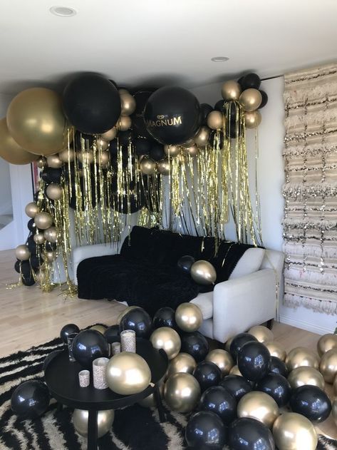 Surprise Birthday Decorations, Birthday Party Decorations For Adults, Black And Gold Balloons, Birthday Room Decorations, 21st Birthday Decorations, Gold Birthday Party, 35th Birthday, Birthday Balloon Decorations, Diy Birthday Decorations