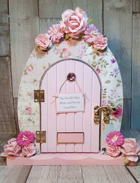 Pretty pink fairy door. Fairy Doors Ideas, Tooth Fairy Door Ideas, Fairy Doors Diy, Fairy Door Ideas, Elf Doors, Faerie Door, Diy Fairy Door, Tooth Fairy Doors, Fairy Garden Doors