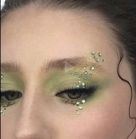 Secret Garden Makeup, Green Sparkly Eye Makeup, Green Shimmer Makeup, Fairy Makeup Looks Green, Creative Eye Makeup Hooded Eyes, Green Sparkle Makeup, Green Sparkly Makeup, Green Makeup Halloween, Green Butterfly Makeup