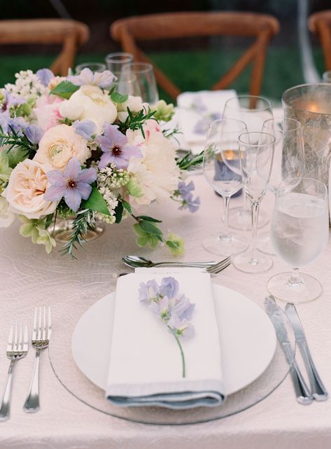 Lavender Sweet Pea Stem on White Charger Light Purple Wedding Flowers, Lavender Wedding Centerpieces, Small Wedding Centerpieces, Low Wedding Centerpieces, Short Centerpieces, Light Purple Wedding, Sweet Pea Flowers, Purple Wedding Bouquets, Low Centerpieces