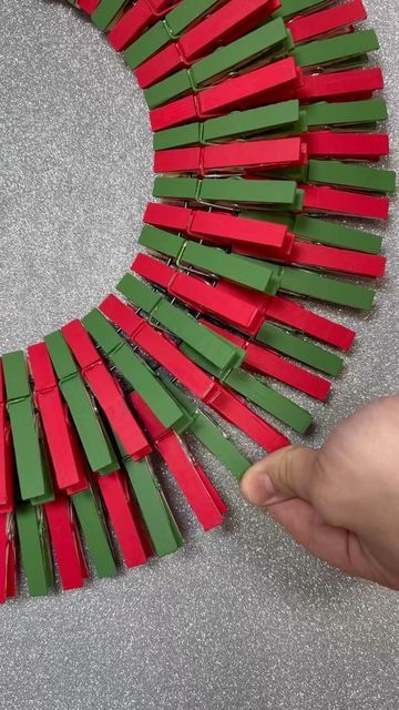 Christmas Clothes Pin Wreaths Diy, Christmas Clothes Pin Wreath, Clothespin Wreath Diy, Dye Clothespins, Homemade Christmas Crafts, Clothespin Diy Crafts, Clothespins Diy, Clothespin Crafts, Christmas Clothespins