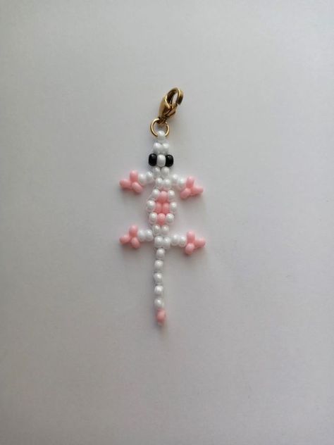 Pink and White Beaded Lizard Keychain #BeadingPatterns #BeadPattern #BeadPatternsFree #BeadPatternIdeas Seed Beads Keychain, Seed Bead Lizard, Seed Bead Keychains, Beaded Animals Tutorial Free Pattern, Keychain Craft Ideas, Keychain Ideas Beads, Beaded Lizard Keychain, Beading Keychain, Bead Pets Pattern Easy