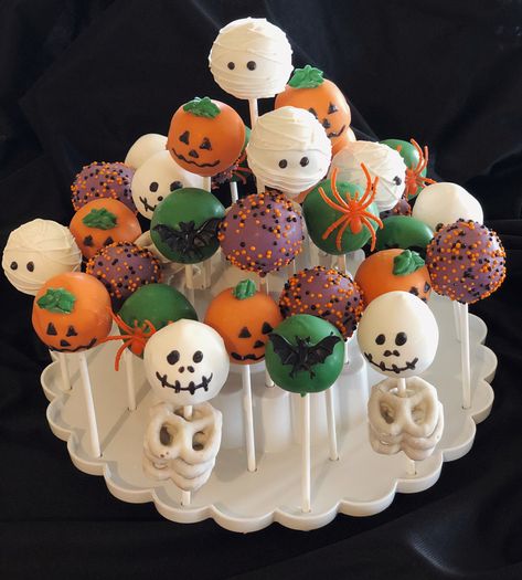 Hallow Food Ideas, Halloween Baking Recipes Easy, Cute Halloween Sweets, Halloween Desserts Cake Pops, Spooky Season Food, Halloweentown Food Ideas, Halloween Baking Ideas Cupcakes, Hocus Pocus Cake Pops, Halloween Cakepops Ideas