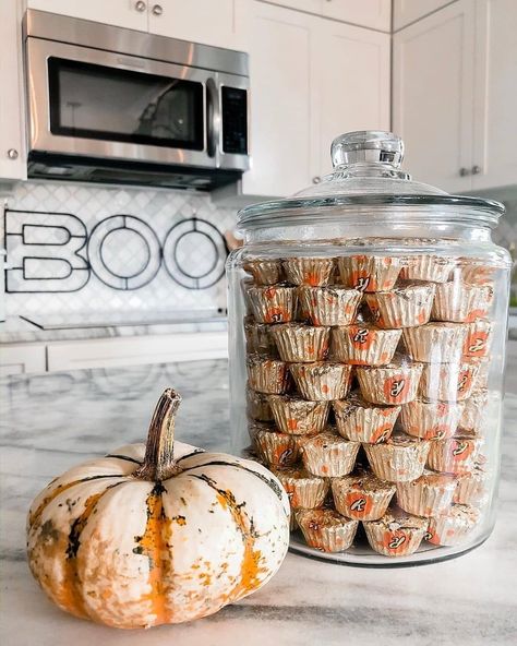 Farmhouse Style on Instagram: “A cute and yummy Halloween treat! 🧡 What's your FAVORITE Halloween candy? 👀🎃 TAG a friend who will love this candy display! 👇…” Kitchen Jars Decor Display, Cookie Jars Display, Cookie Jar Display, Cookie Jar Decor, Jar Decorating Ideas, Autumn Treats, Deco Halloween, Cookie Display, Jars Kitchen