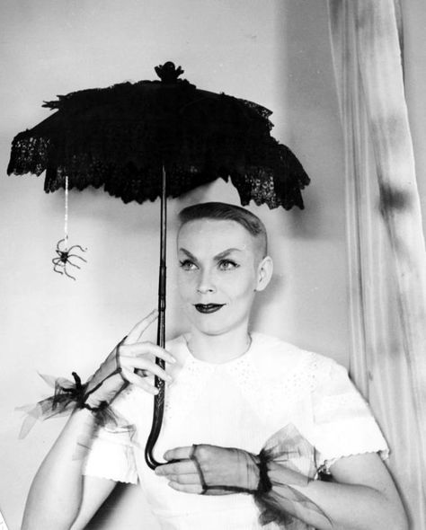 Maila Nurmi, Glamour Ghoul, John Kenn, Elvira Mistress Of The Dark, Annie Lennox, Tv Horror, Morticia Addams, Horror Monsters, Horror Icons