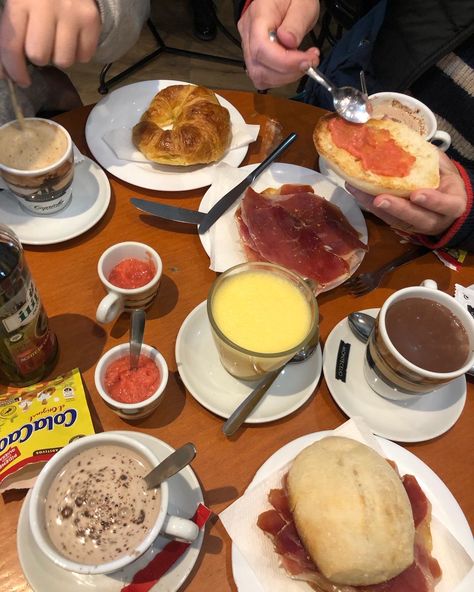 Spanish Family Aesthetic, Spain Breakfast, Spanish Breakfast, Morning Aesthetic, Aesthetic Orange, Summer Family, Family Trip, Flan, Orange Juice