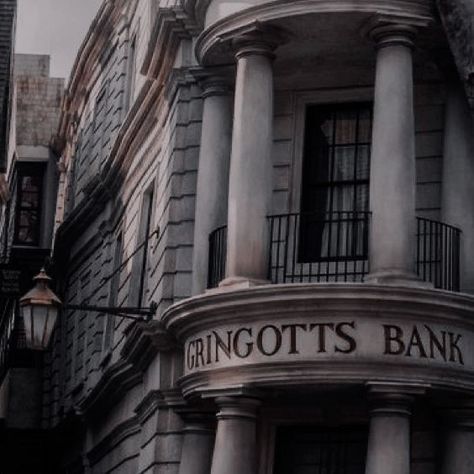 Bill Weasley Aesthetic, Diagon Alley Aesthetic, Hogsmeade Aesthetic, Gringotts Bank, Bill Weasley, Hp Aesthetic, Gryffindor Aesthetic, Australia House, Ravenclaw Aesthetic