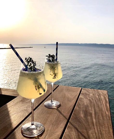 Cocktail Beach, Cocktails Bar, Sea Breeze, Summer Desserts, Drinks, Bar, On Instagram, Quick Saves, Instagram