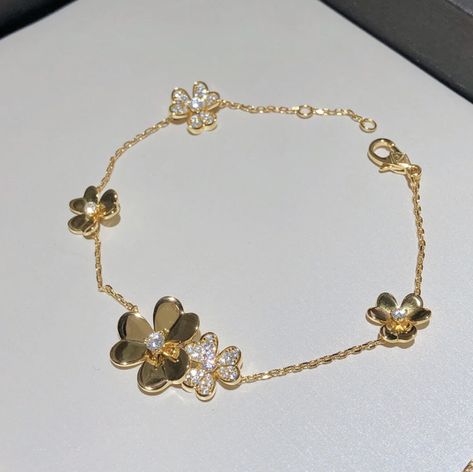 Van Cleef And Arpels Jewelry, Zircon Bracelet, Pretty Jewelry Necklaces, One Flower, Expensive Jewelry Luxury, Fancy Jewellery Designs, Luxe Jewelry, Diamond Jewelry Designs, Gold Fashion Necklace