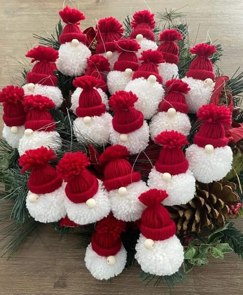 Easy Gifts To Make, Pinecone Crafts Christmas, Christmas Ideas Gifts, Handmade Christmas Crafts, Advent Calendars For Kids, Gnomes Crafts, Christmas Gnomes, Crafts To Make And Sell, Santa Ornaments