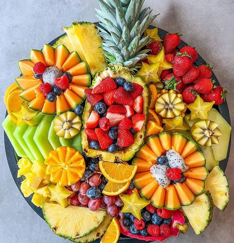 Fruit Tray Designs, Table Brunch, Fruit Platter Ideas Party, Fruit Presentation, Fruit Platter Designs, Sweet Tables, Best Party Food, Charcuterie Inspiration, Appetizers Easy Finger Food