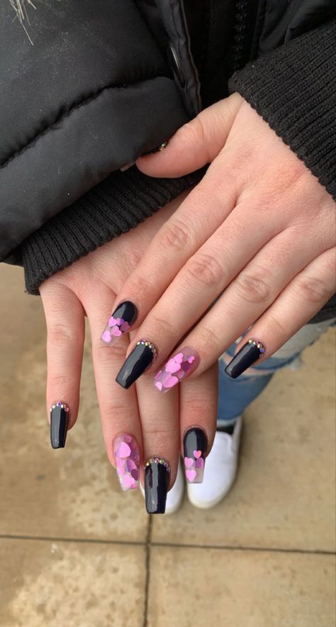 Pink And Black Summer Nails, Prom Nails Pink And Black, Black And Purple Valentines Day Nails, Black And Pink Short Nails, Black Pink And Purple Nails, Valentine Nails Black And Pink, Black And Pink Aesthetic Nails, Purple Hearts Nails, Pink And Black Valentines Nails