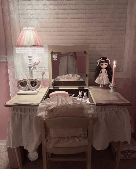 Doll Bedroom Aesthetic, Coquette Room Desk, Morute Room Decor, Morute Room Ideas, Morute Bedroom, Morute Room, Princess Bedroom, Princess Room, Room Renovation