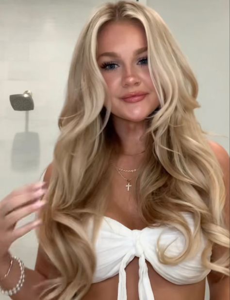 Prom Hair For Blondes, Curled Hairstyles Blonde, Wavy Blonde Wedding Hair, Formal Hairstyles Blowout, Slight Curls, Blowout Hair Loose Curls, Blonde Hair Down Wedding, Formal Hairstyles Blonde Hair, Blonde Voluminous Hair