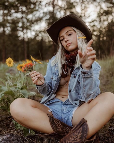 Montana Cowgirls✨ 🤠 Montana Cowgirl, Montana Elopement, Montana, Elopement