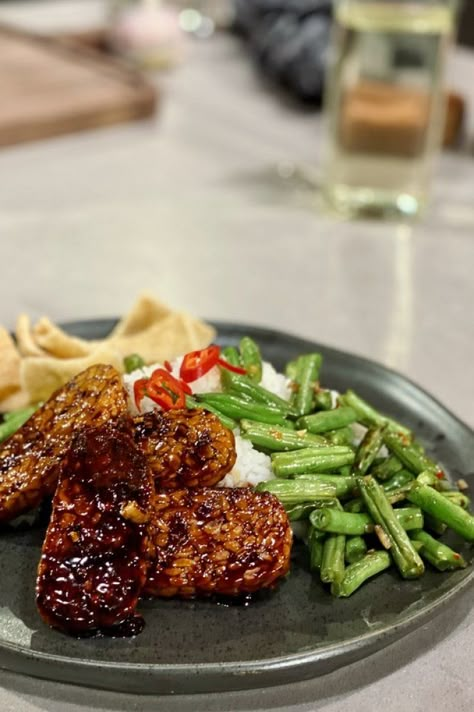 Koken met Hugo! Sticky tempeh met rijst | RTL Nieuws Vegan Challenge, Prepped Lunches, Pureed Food Recipes, Indonesian Food, Tempeh, Couscous, Rice Recipes, Soul Food, Asian Recipes