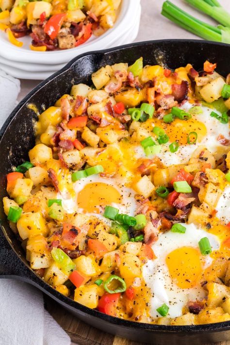 This delicious one-pan breakfast skillet recipe is so easy to make. It includes bacon, potatoes, vegetables, cheese, and a selection of delicious seasonings. If you're stuck for breakfast or brunch ideas, you must try this delicious breakfast skillet recipe! You can mix and match what goes in there, swapping the bacon for sausage, the bell pepper for mushrooms or spinach, or trying different types of cheese. Spoil the family by whipping up this amazing breakfast skillet recipe. They'll love it! Vegetarian Breakfast Skillet, Breakfast Skillet Healthy, Breakfast Potatoes Skillet, Different Types Of Cheese, Breakfast Skillet Recipes, Eggs Potatoes, Bacon Potatoes, Potatoes Vegetables, Egg Skillet