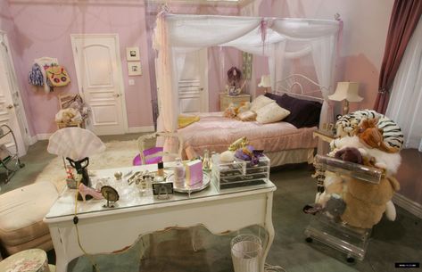 TV Bedrooms — Summer Roberts (The O.C.) Click through for full... 2000s Bedroom, 2000s Room, Summer Roberts, Bedroom Set Designs, 90s Bedroom, Oc California, 80s Bedroom, Summer Bedroom, Aesthetic Rooms