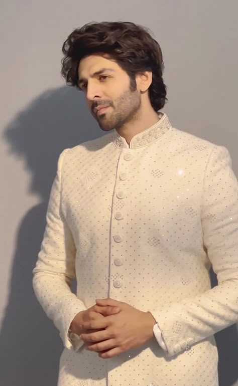 Kartik Aaryan Aesthetic, Kartik Aaryan Hairstyle, Karthik Aaryan, Bollywood Aesthetic, 90s Bollywood Aesthetic, Kartik Aaryan, Indian Actors, 90s Bollywood, Boys Fashion