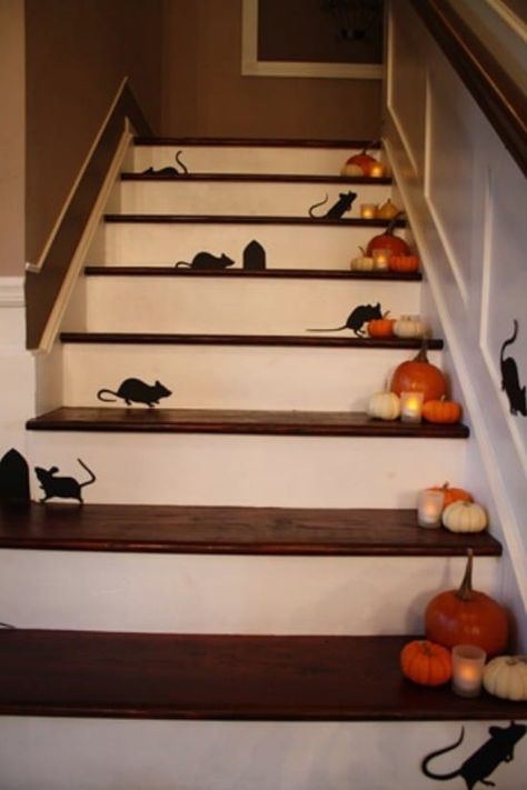 40 Easy to Make DIY Halloween Decor Ideas - Halloween is a great time for decorating. Many people spend days, not to mention a small fortune, making their homes look scary and fun. The truth is that you don’t really have to spend a fortune on Halloween decor. Diy Halloween Dekoration, Staircase Decor Ideas, Dekorasi Halloween, Halloween Party Decor Diy, Easy Diy Halloween Decorations, Halloween Decor Ideas, Casa Halloween, Thrifty Decor Chick, Homemade Halloween Decorations