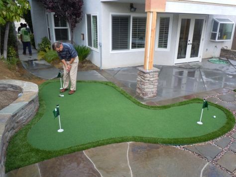 The backyard putting green cost for artificial grass is actually significantly lower than real grass when you look at the full picture. Small Backyard Golf Ideas, Backyard Golf Ideas, Patio Goals, Backyard Cozy, Backyard Golf, Backyard Sports, Green Backyard, Relaxing Backyard, Golf Green